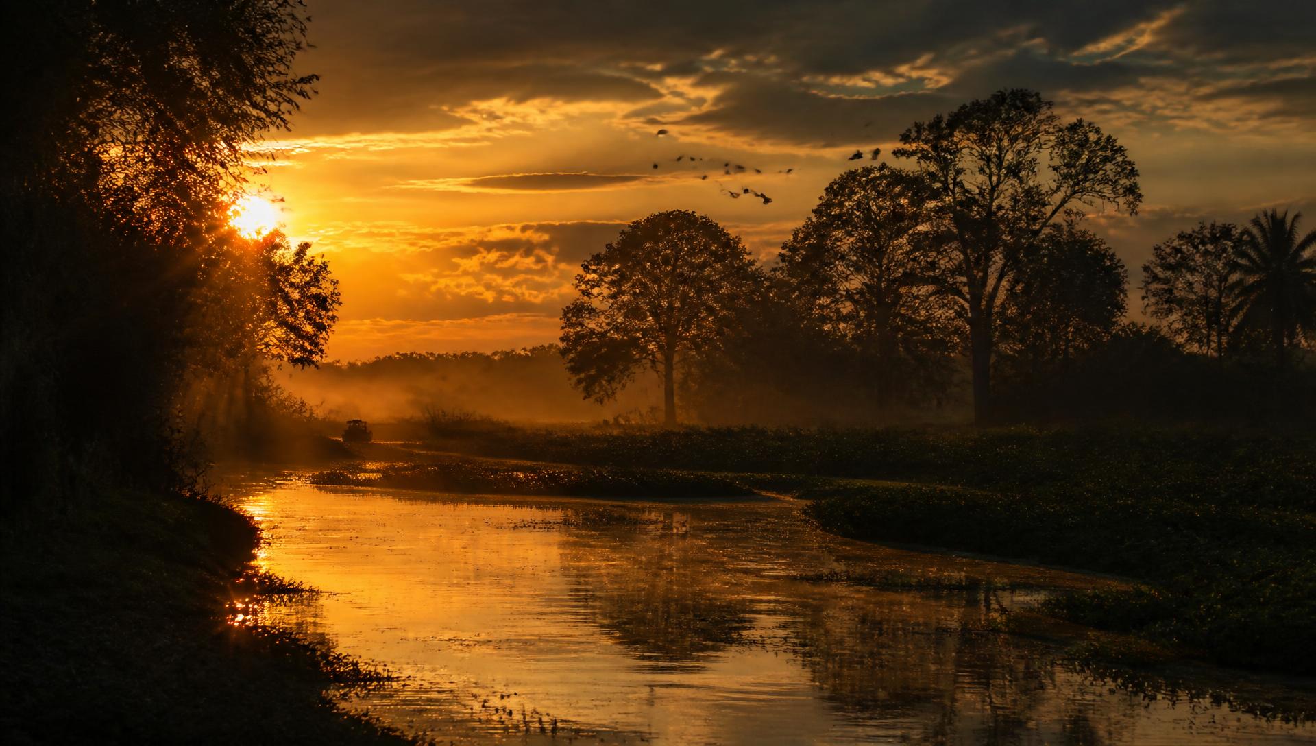 Coucher de soleil sur une rivière du Pantanal brésilien